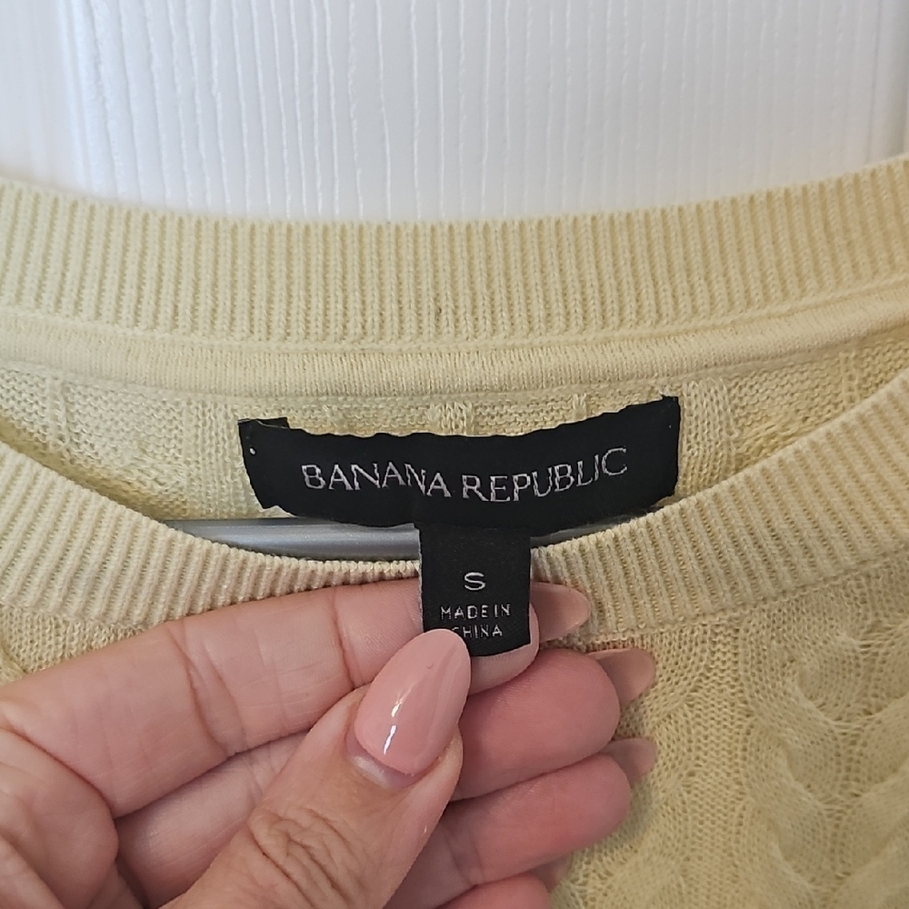 Banana Republic Soft Yellow Knit Pullover - Picture 3 of 6